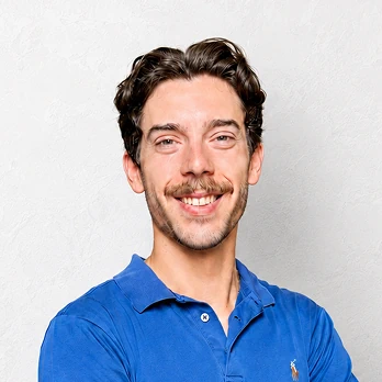 Primo piano di Simone Ciobotaru nella sezione contatti dello studio tecnico Mensura