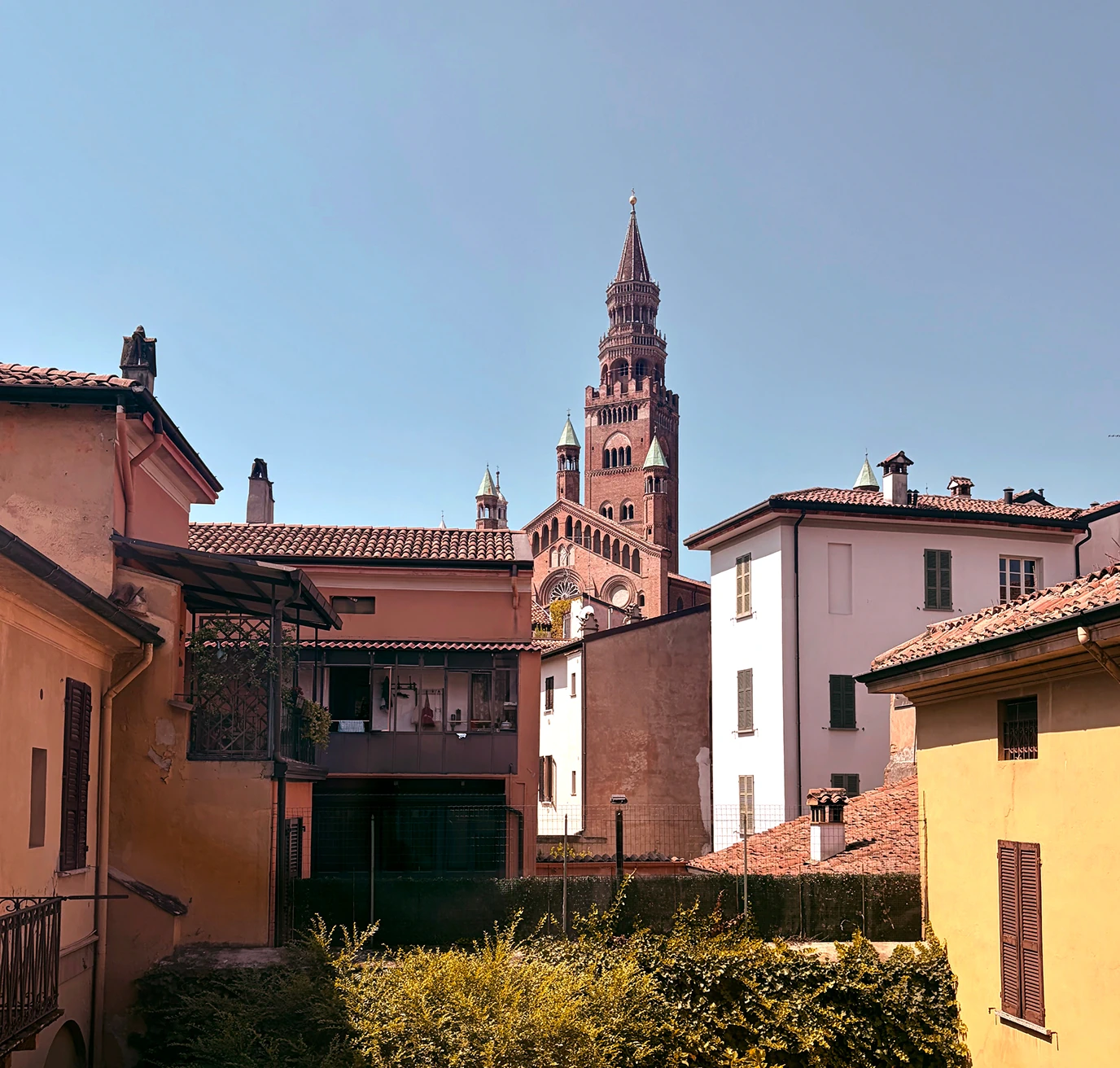 Il Torrazzo di Cremona e i tetti del centro storico visti dalla finestra dello studio tecnico